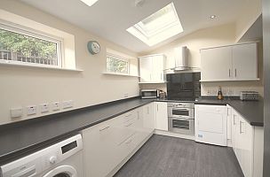 Large 5 burner hob, dishwasher, tumble drier, etc etc. fully stocked!